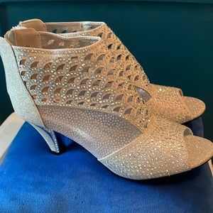 Sparkling Silver Sandals look like diamonds 💎 Beautiful Beautiful Sexy Shoes💙